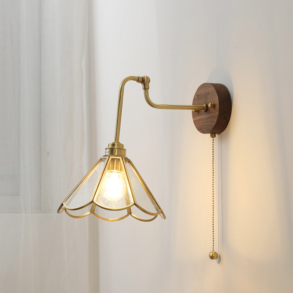 Vägglampa med vintage mässingsglashätta