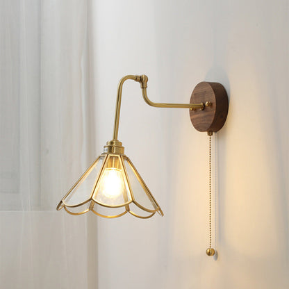 Vägglampa med vintage mässingsglashätta
