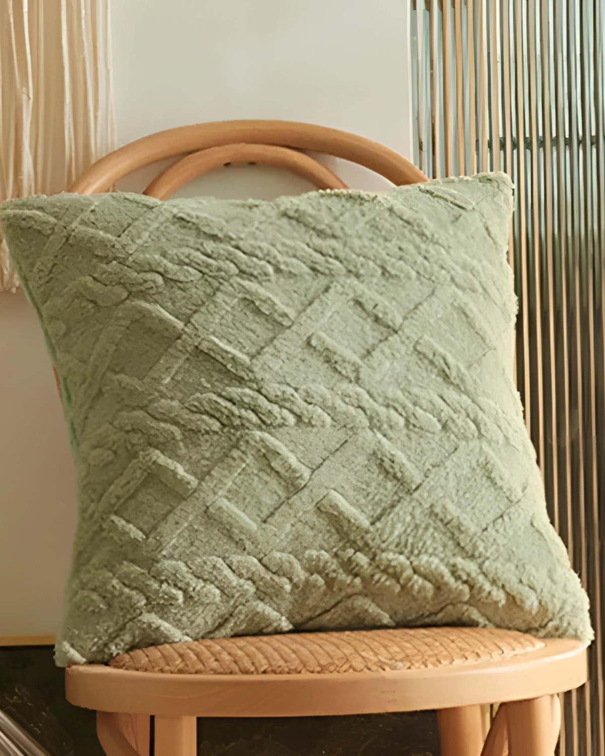 Carvallo – Lyxig Reliefkudde med subtil geometrisk design för en stilren interiör