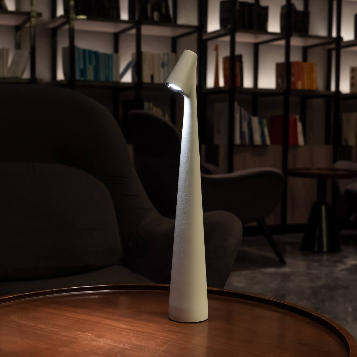 GlowContour – Stilren skrivbordslampa med skulpterad design