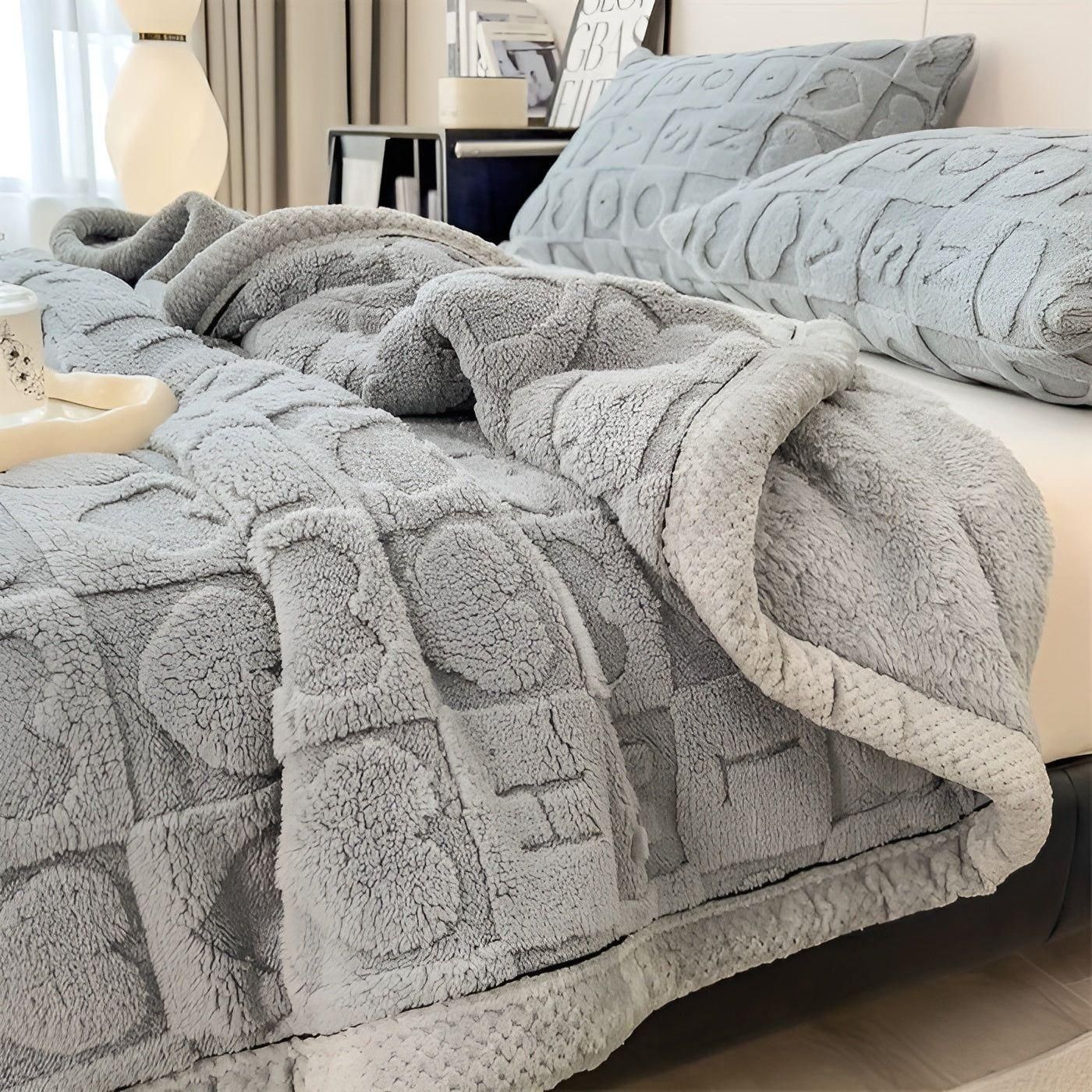 CozyJacquard Blanket - Ultra-mjukt korallfleecefilt med dubbelsidig hjärt- och bokstavsdesign
