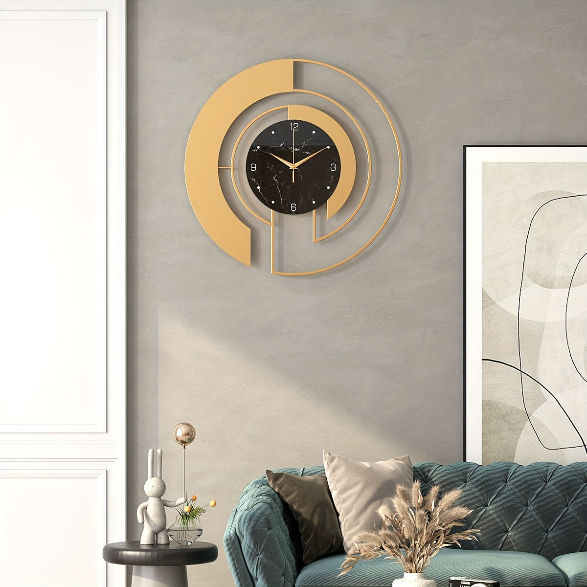 GeoGold - Modern Guld Väggklocka med Stilren Geometrisk Design