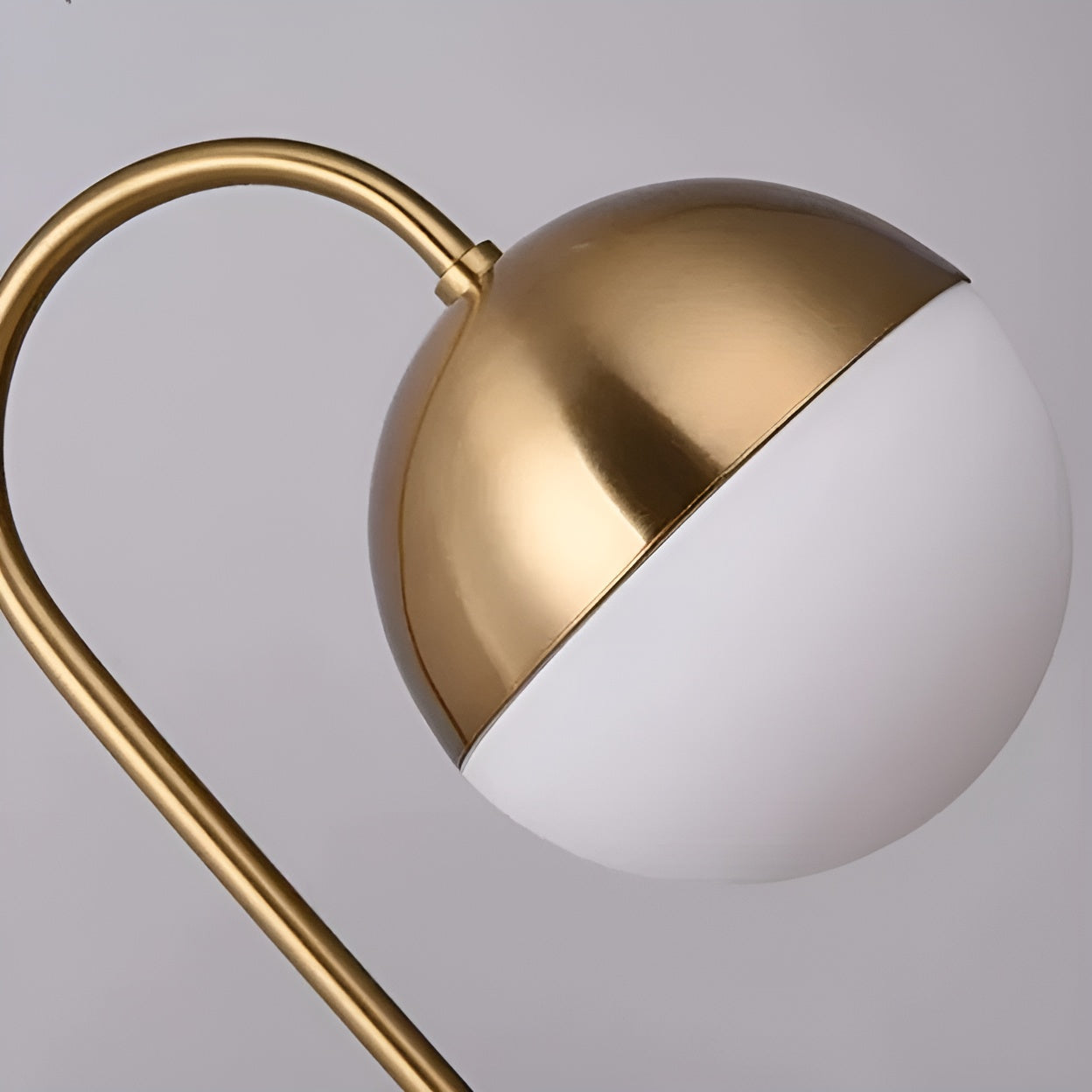 IronLume Lampa – Modern rund Globus-bordslampa