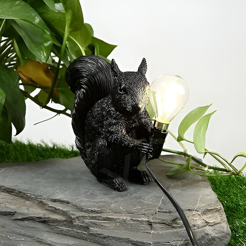 Bordslampa med ekorrfigur – Söt dekordetalj i nordisk design