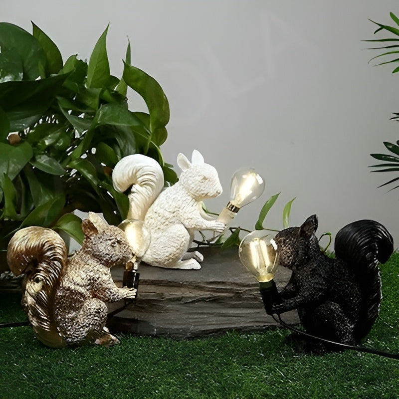 Bordslampa med ekorrfigur – Söt dekordetalj i nordisk design