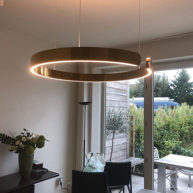 Luna LED Rund Hänglampa – Svart/Guld Metall