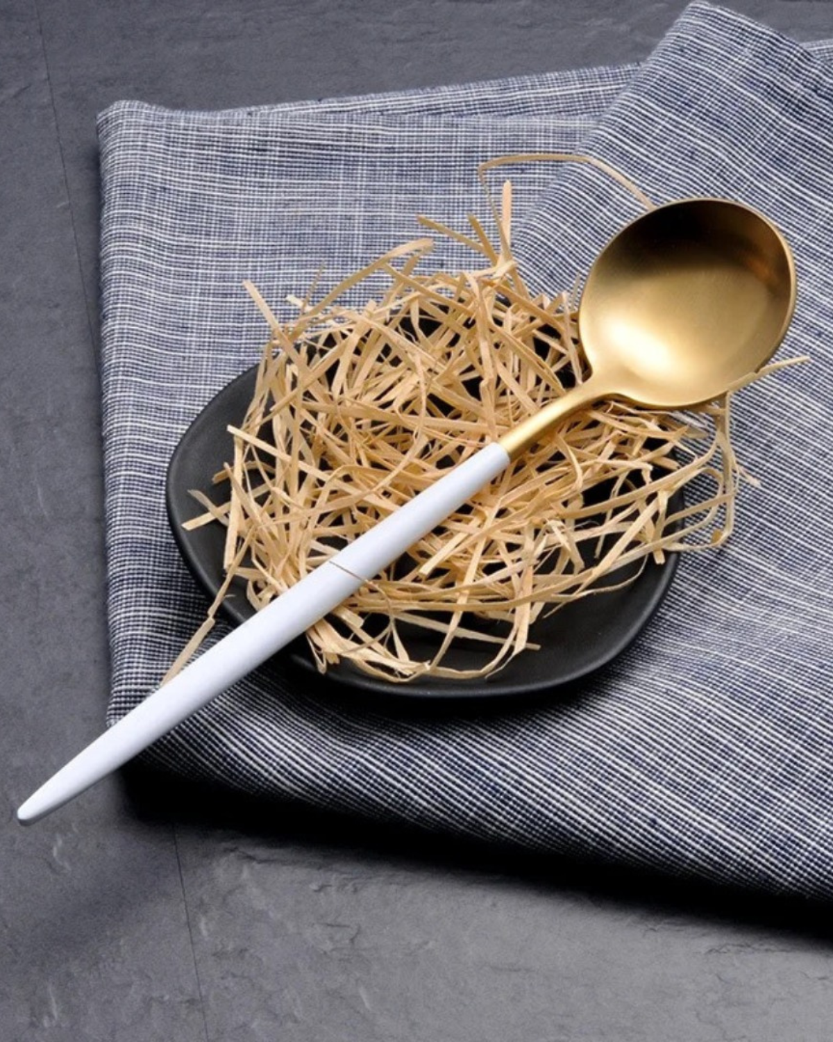 Carvallo Lumine – Lyxigt Bestickset med Guldaccenter och Matt Svarta Handtag