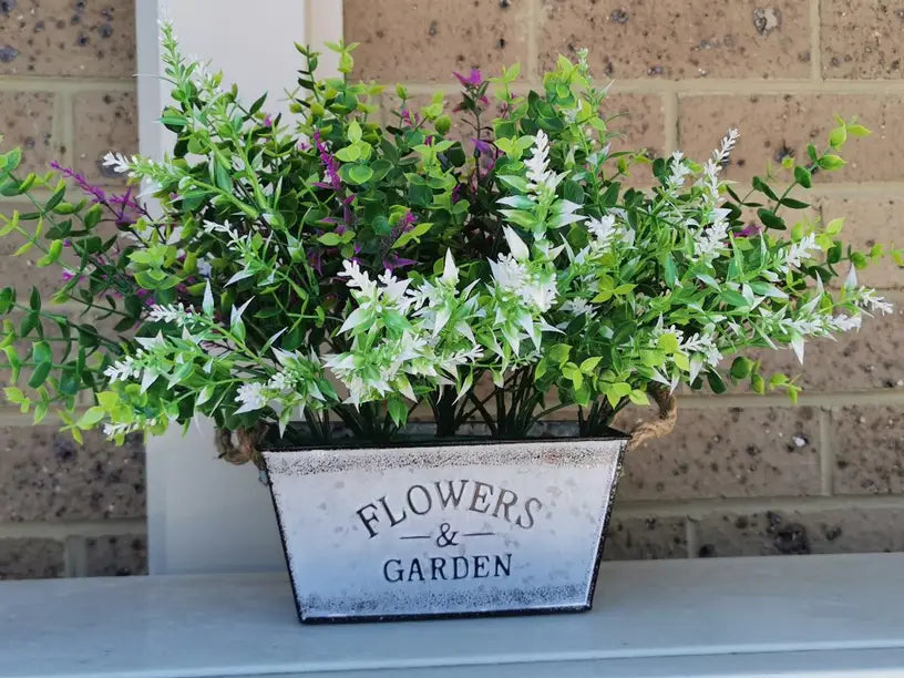 Dekorativ blomster- och trädgårdsbehållare i metall med hampasnörehandtag