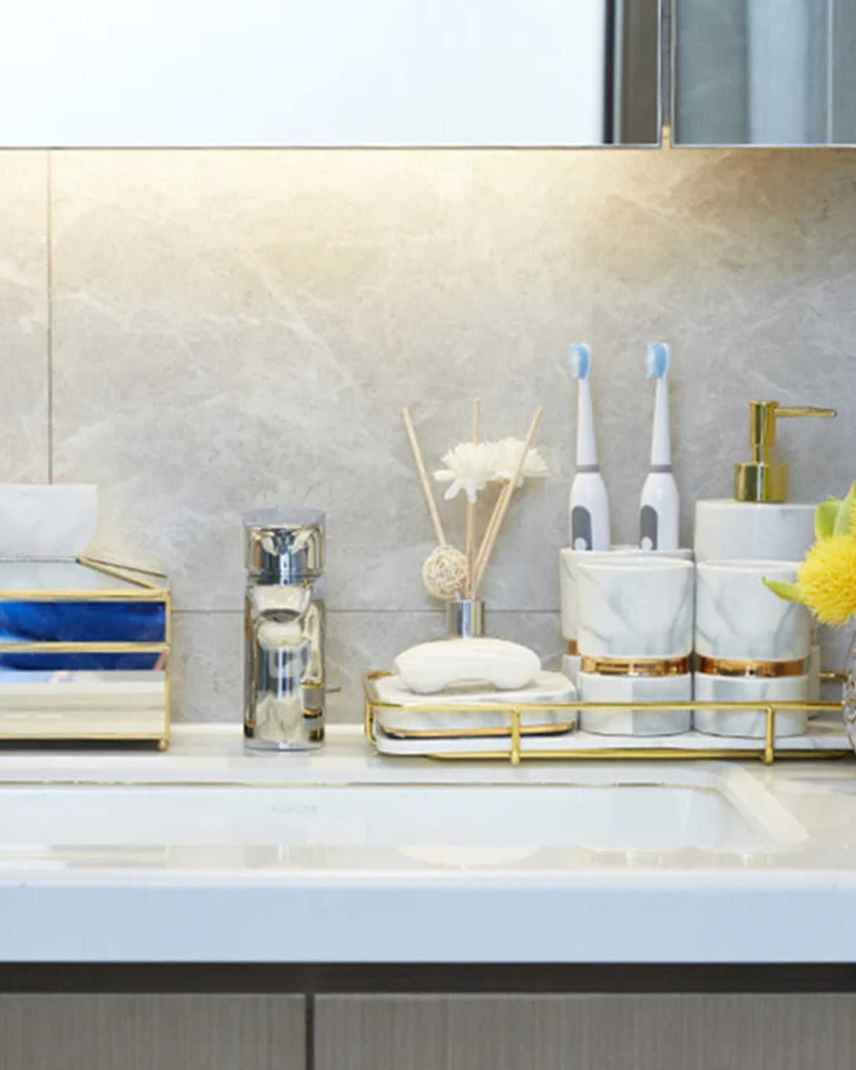 Carvallo Marmor Elegance – Lyxigt Marmorbadrumset med Gyllene Detaljer (6-delat)