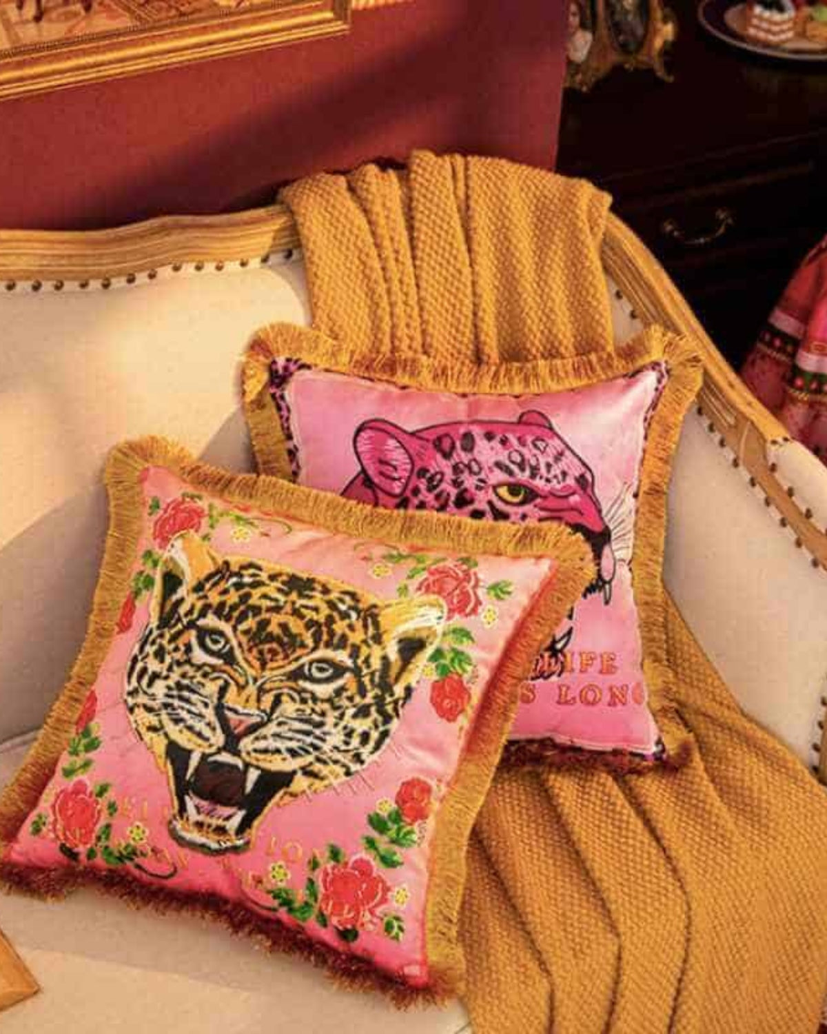 Carvallo – Lyxig Sammetkudde med Kunglig Panthertryck för Stilig Inredning