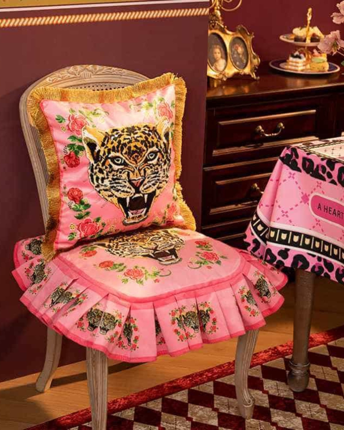 Carvallo – Lyxig Sammetkudde med Kunglig Panthertryck för Stilig Inredning