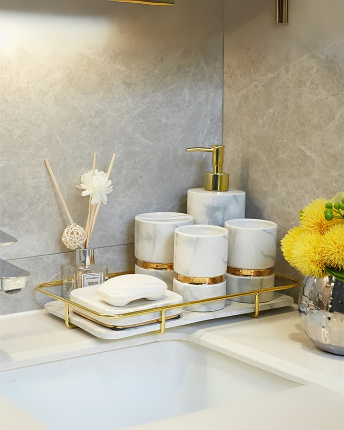 Carvallo Marmor Elegance – Lyxigt Marmorbadrumset med Gyllene Detaljer (6-delat)