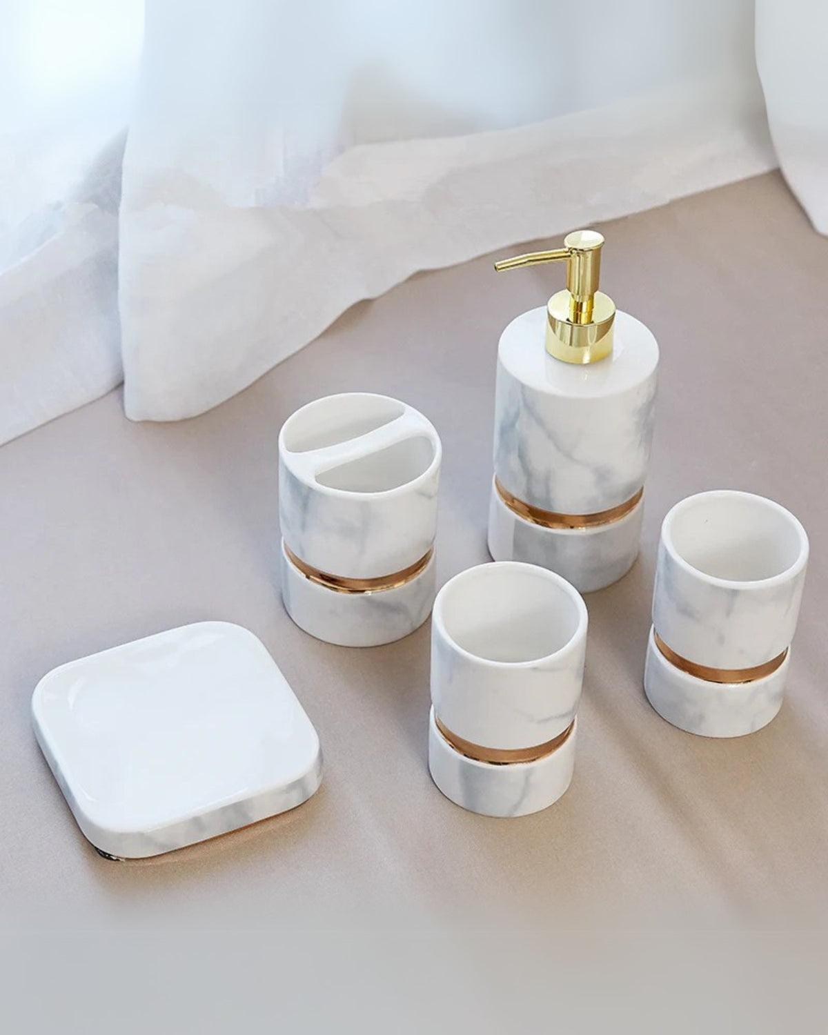 Carvallo Marmor Elegance – Lyxigt Marmorbadrumset med Gyllene Detaljer (6-delat)