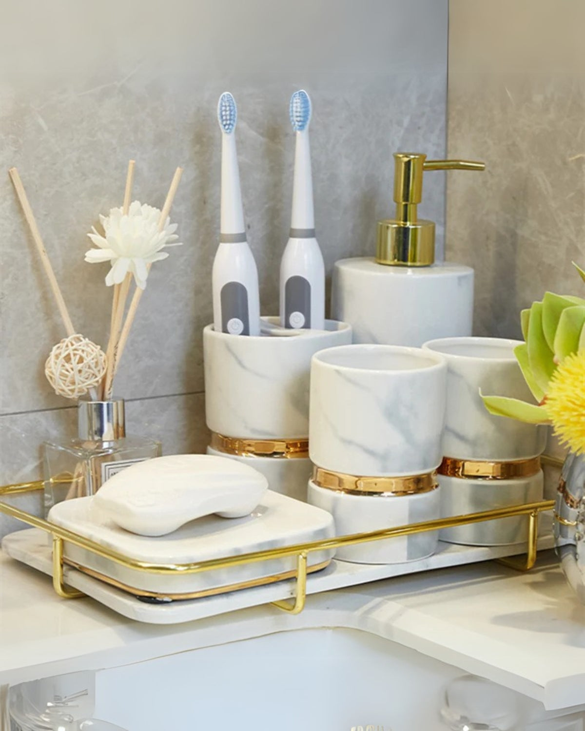 Carvallo Marmor Elegance – Lyxigt Marmorbadrumset med Gyllene Detaljer (6-delat)