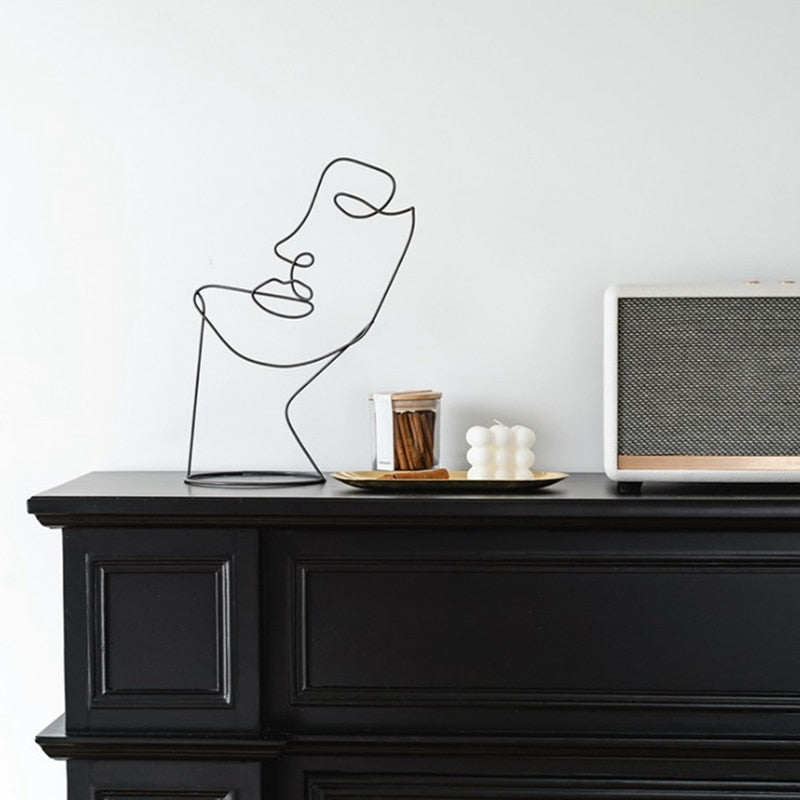 Carvallo – Elegant metallväggdekoration med abstrakt linjekonst för stiliga interiörer