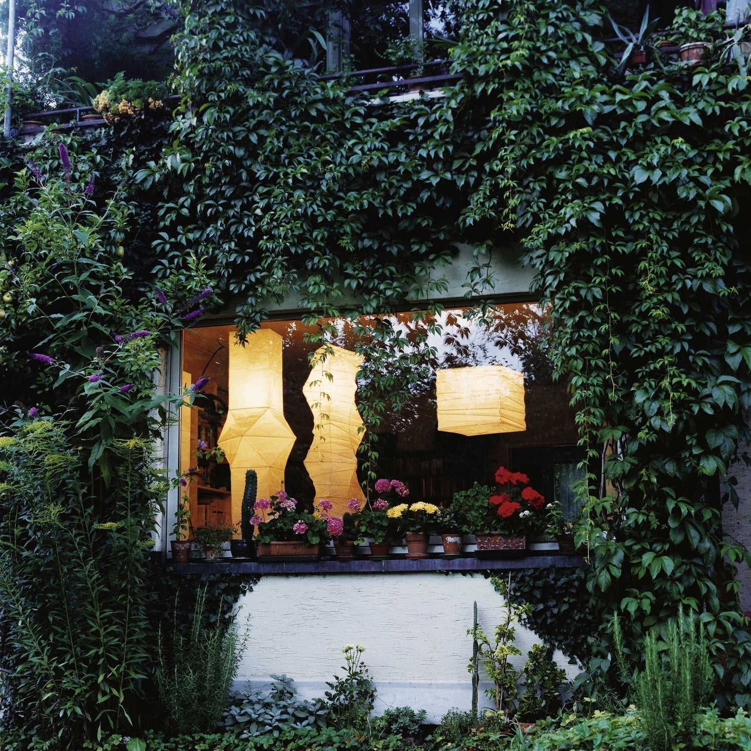 Lunora Haze | Skulptural golvlampa i rispapper i Japandi-stil