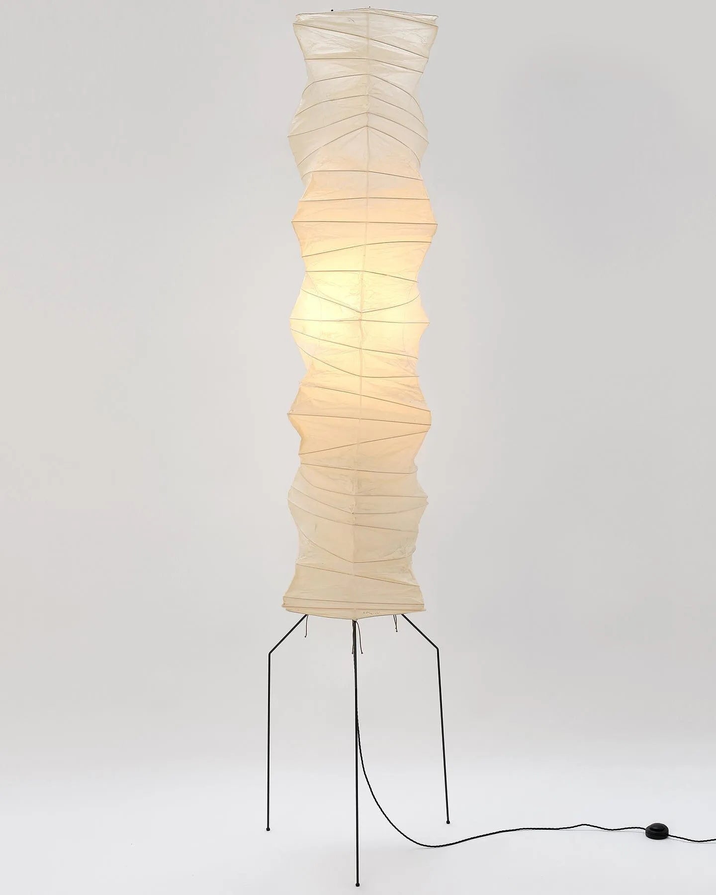 Lunora Haze | Skulptural golvlampa i rispapper i Japandi-stil