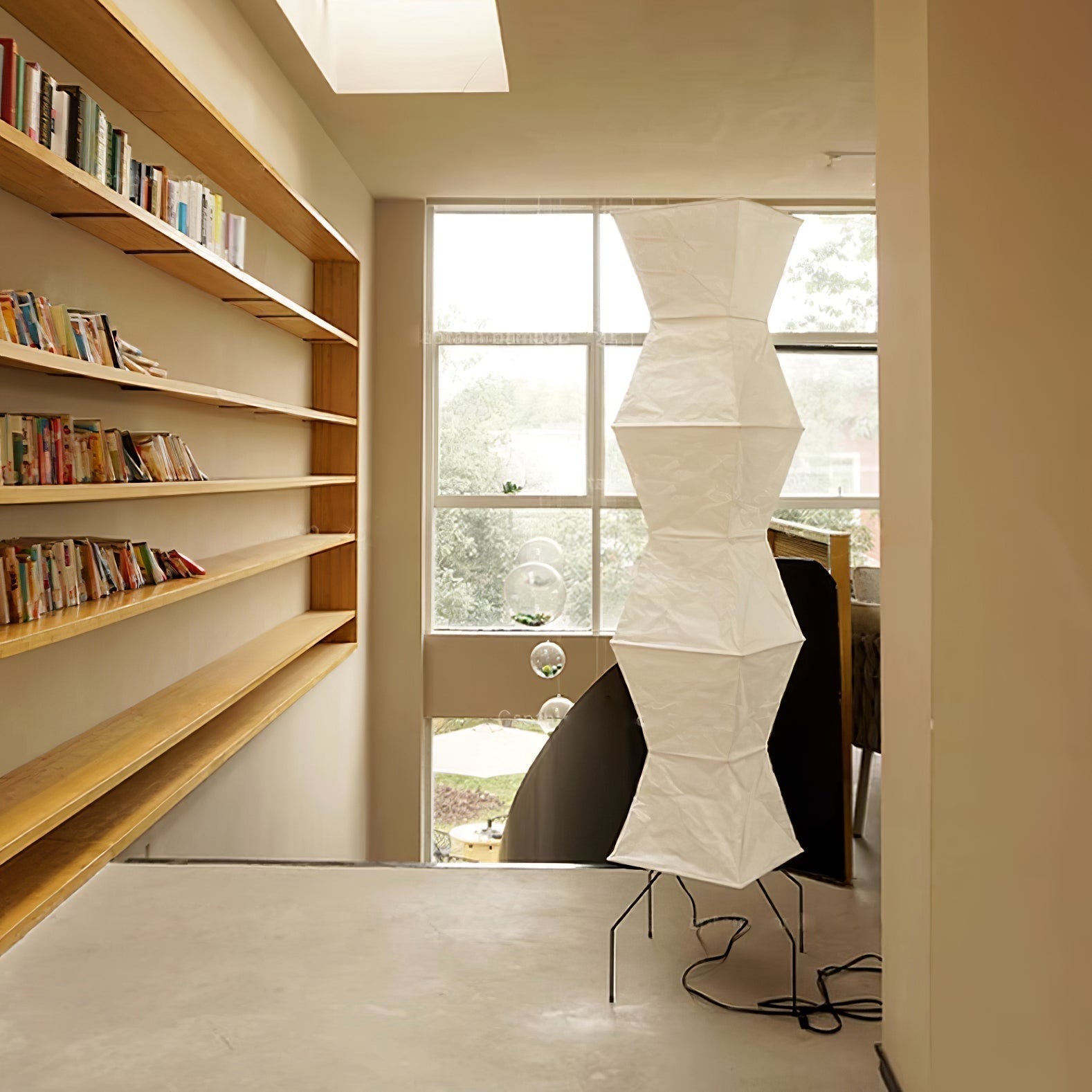 Lunora Haze | Skulptural golvlampa i rispapper i Japandi-stil