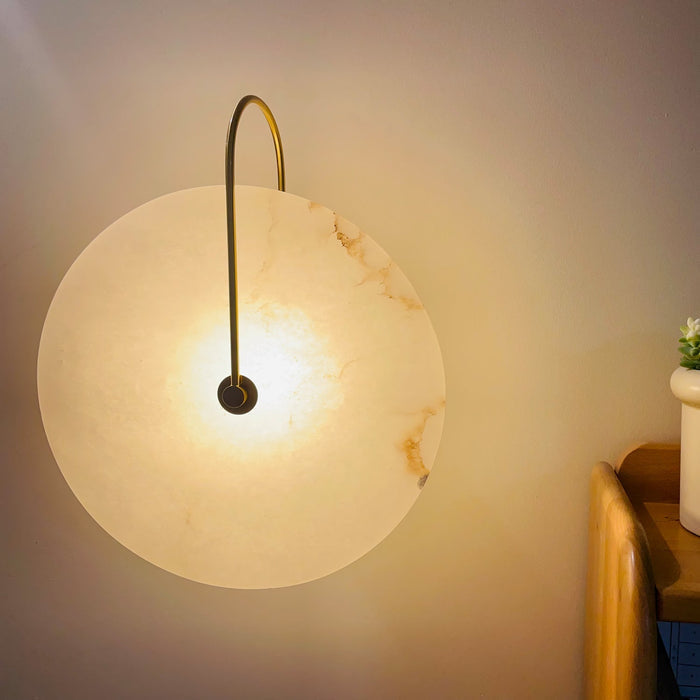 Lugnande LED Vägglampa i Alabaster