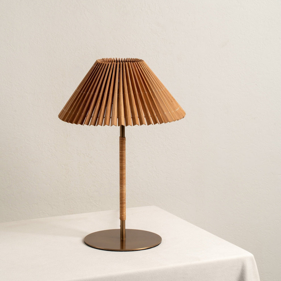 Anji Bordslampa Bamboo | Sänglampor &amp; Belysning för Vardagsrum | Mid Century Modern | Åldrad mässingsbas | Brick by Brick