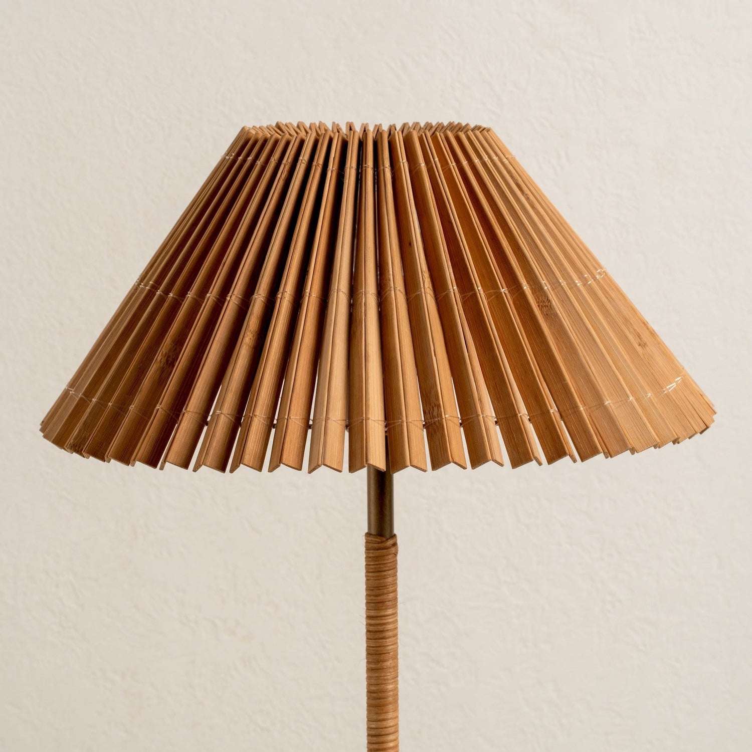 Anji Bordslampa Bamboo | Sänglampor &amp; Belysning för Vardagsrum | Mid Century Modern | Åldrad mässingsbas | Brick by Brick