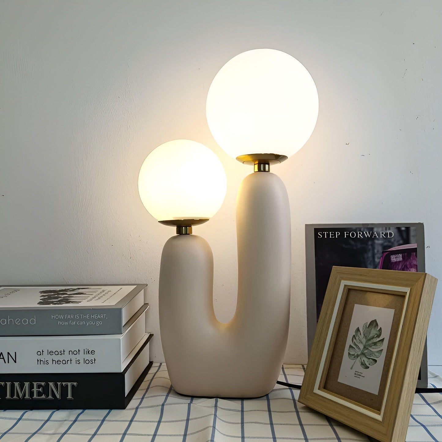 TwinGlow - Kreativ nordisk bordslampa med dubbla frostat glasbollar