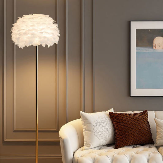 Elegant nordisk golvlampa med fjäder- och kristallsiffra