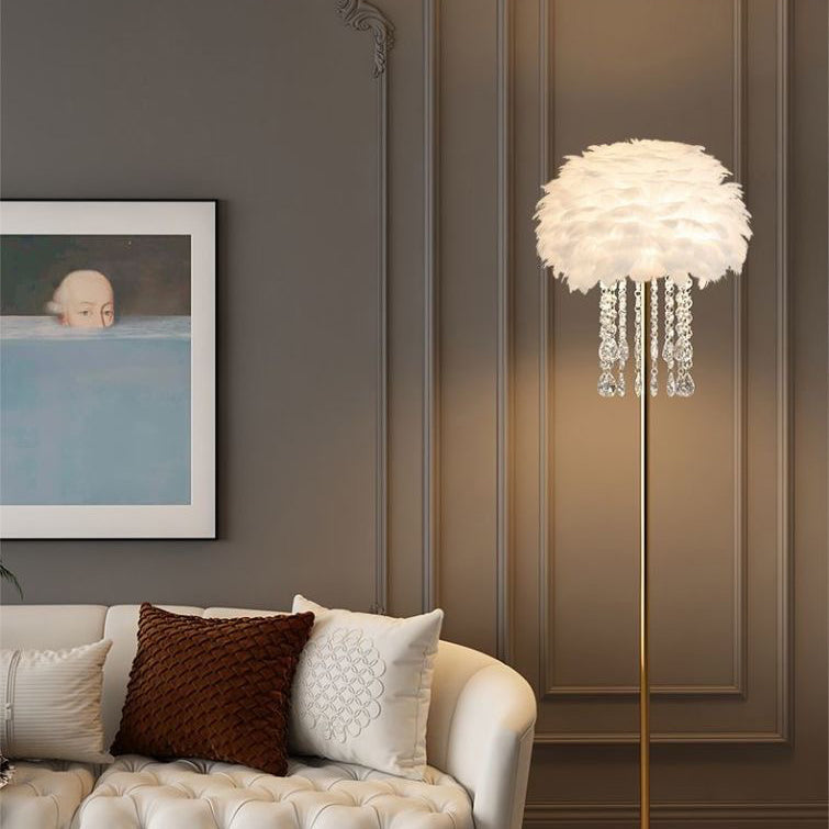 Elegant nordisk golvlampa med fjäder- och kristallsiffra