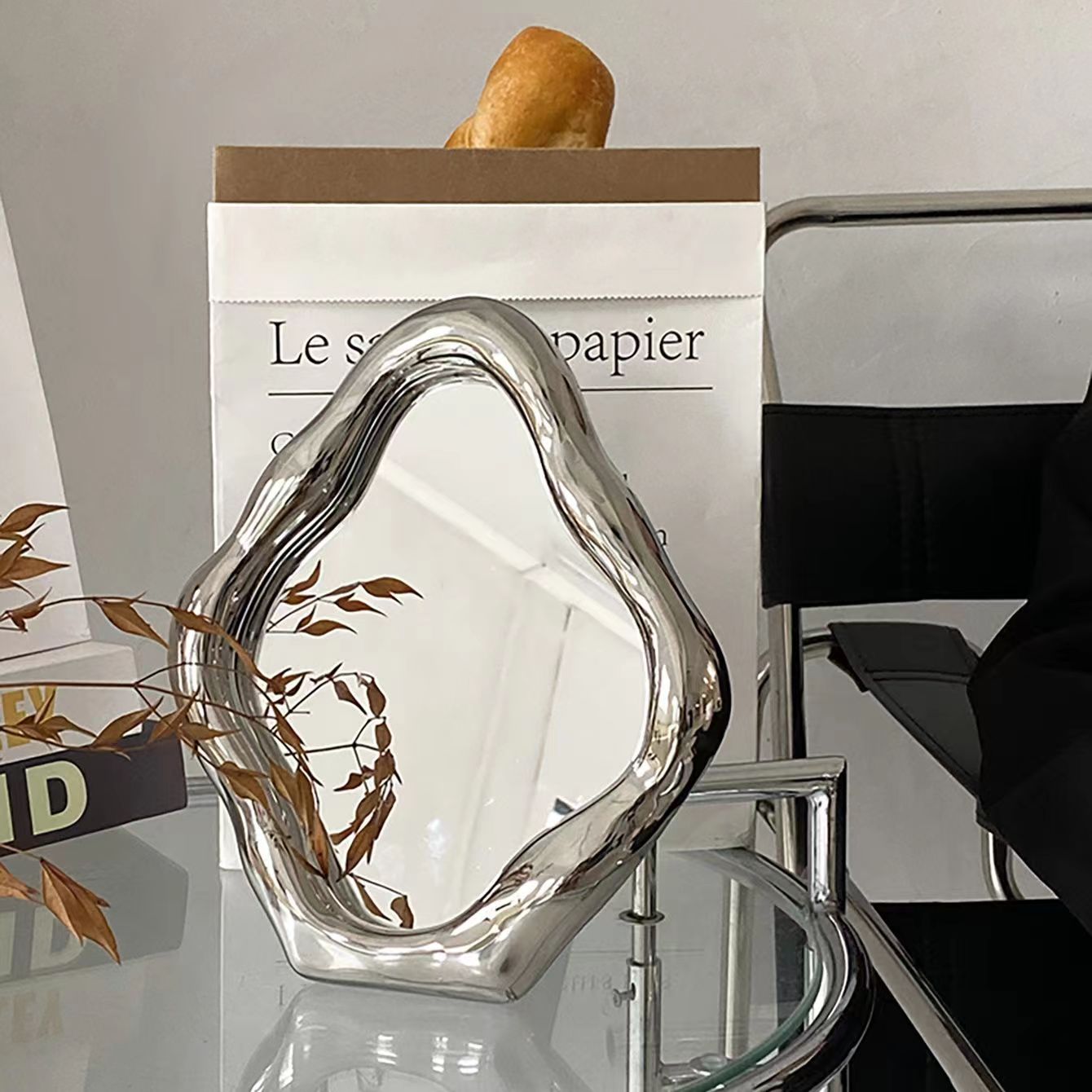 Squiggly Mirror - Nordisk elektropläterad silverdesign