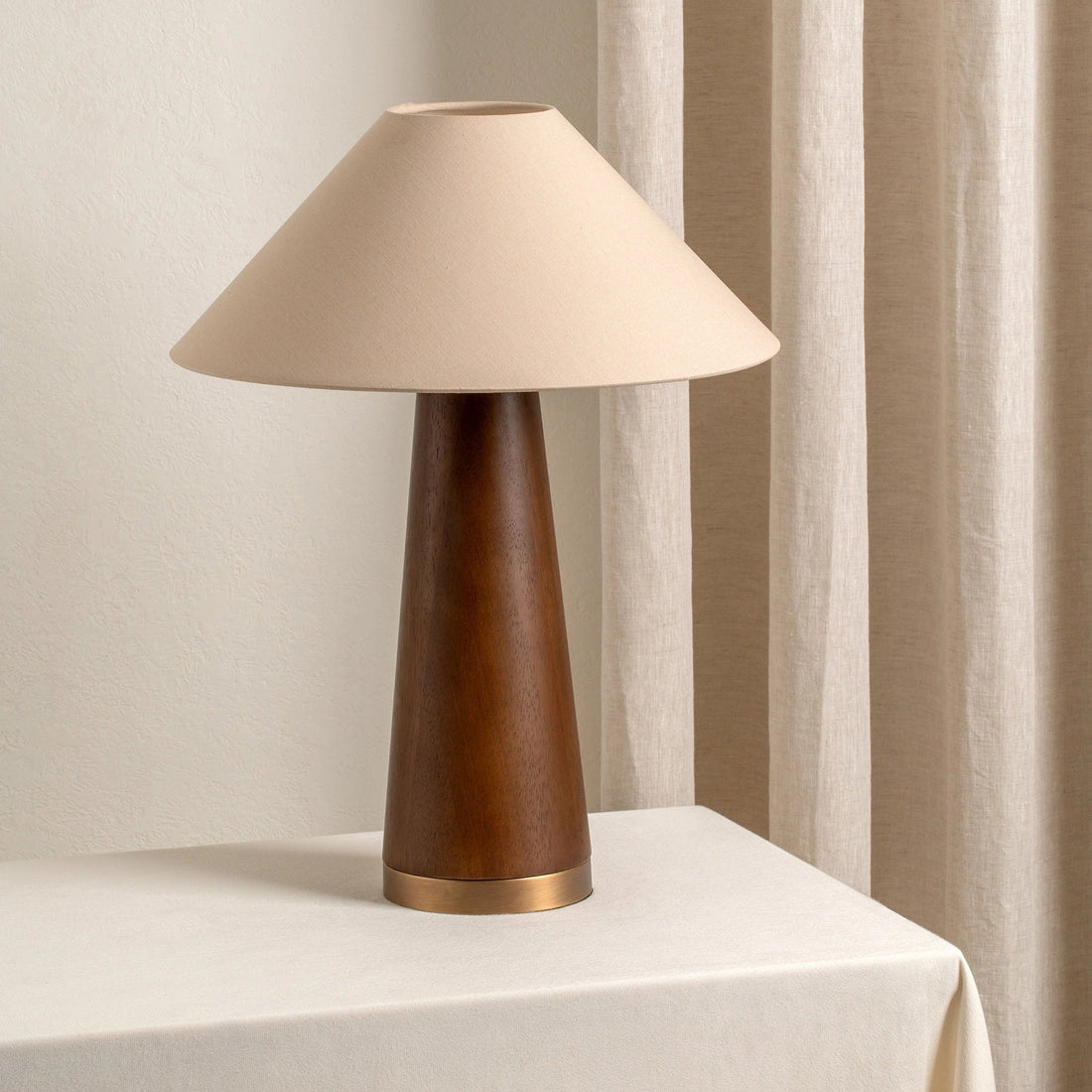 Baneza Bordslampa | Åldrad Mässing &amp; Trä | Mysig Sänglampan med Varm Cream Linne Skärm | Brick by Brick