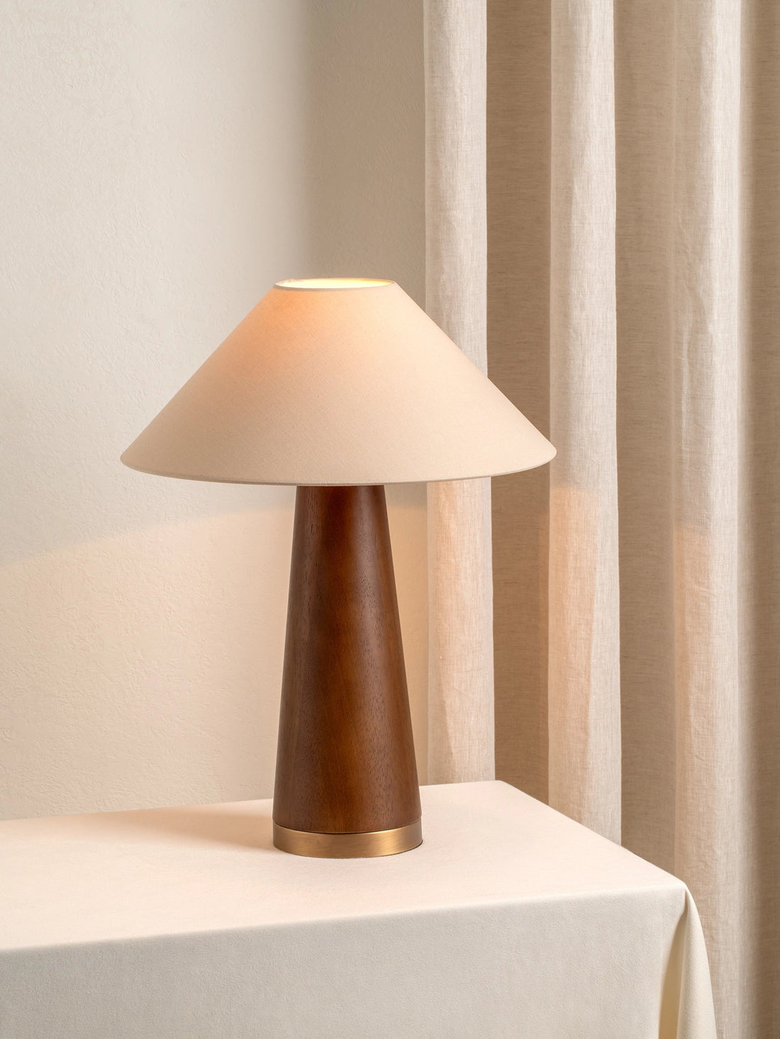 Baneza Bordslampa | Åldrad Mässing &amp; Trä | Mysig Sänglampan med Varm Cream Linne Skärm | Brick by Brick