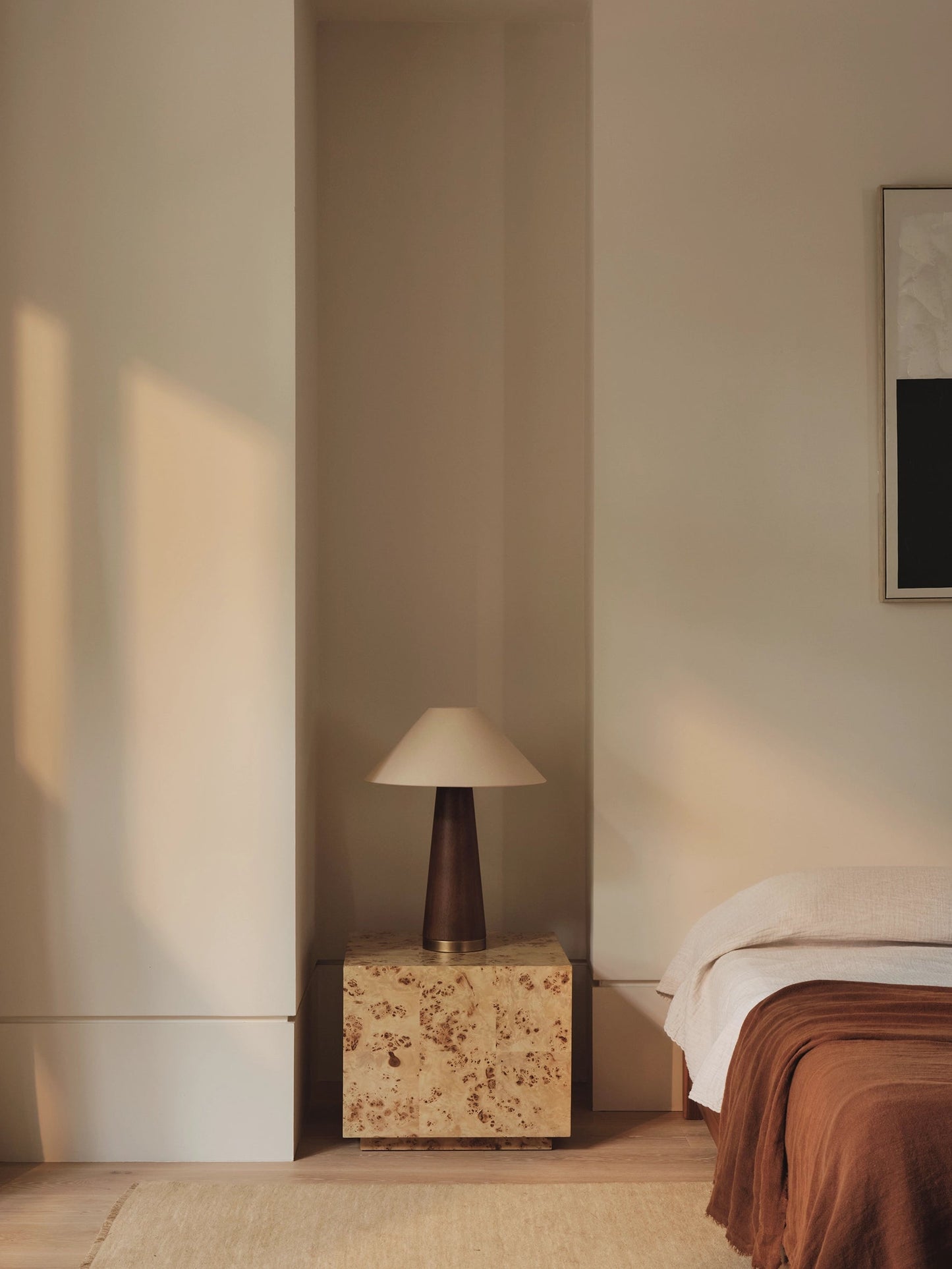 Baneza Bordslampa | Åldrad Mässing & Trä | Mysig Sänglampan med Varm Cream Linne Skärm | Brick by Brick