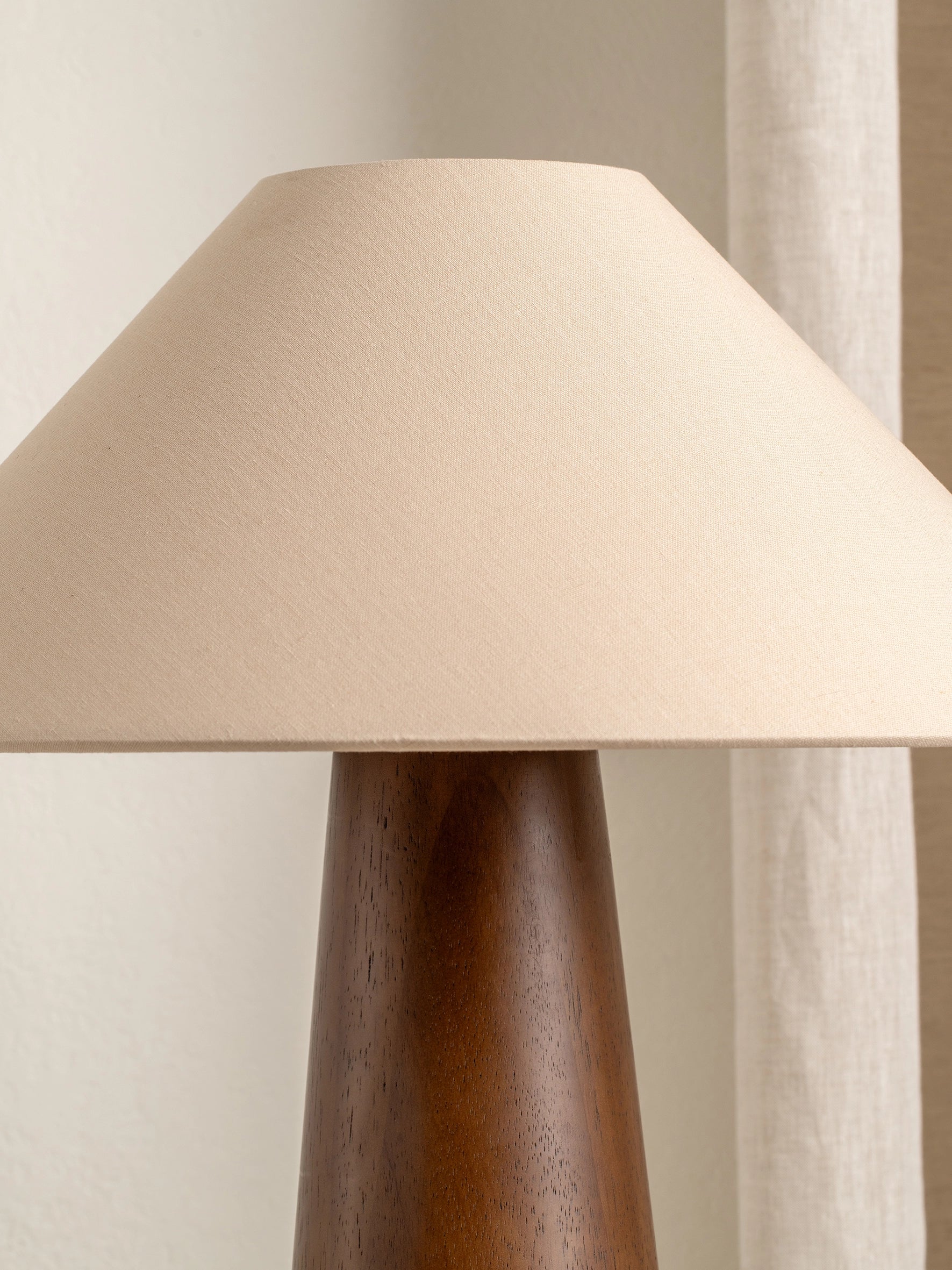 Baneza Bordslampa | Åldrad Mässing &amp; Trä | Mysig Sänglampan med Varm Cream Linne Skärm | Brick by Brick