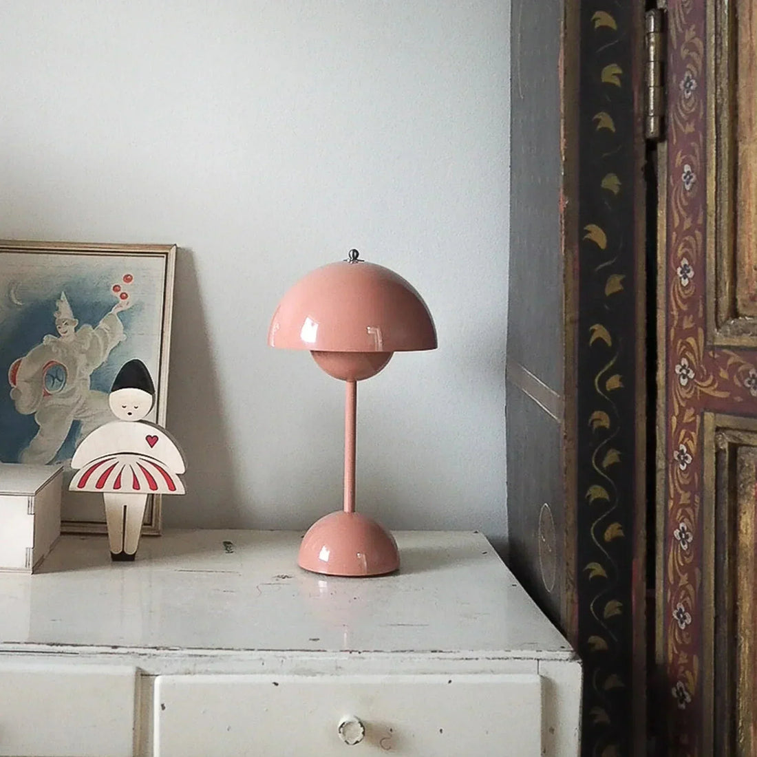 Flowerpot V2 – Stilren Bordslampa i Metall med LED-belysning