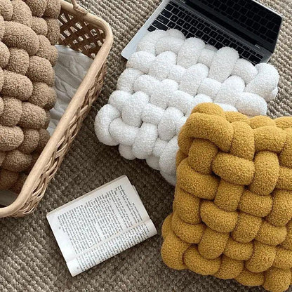 Bolli - Mjuk blåsande plyschkudde