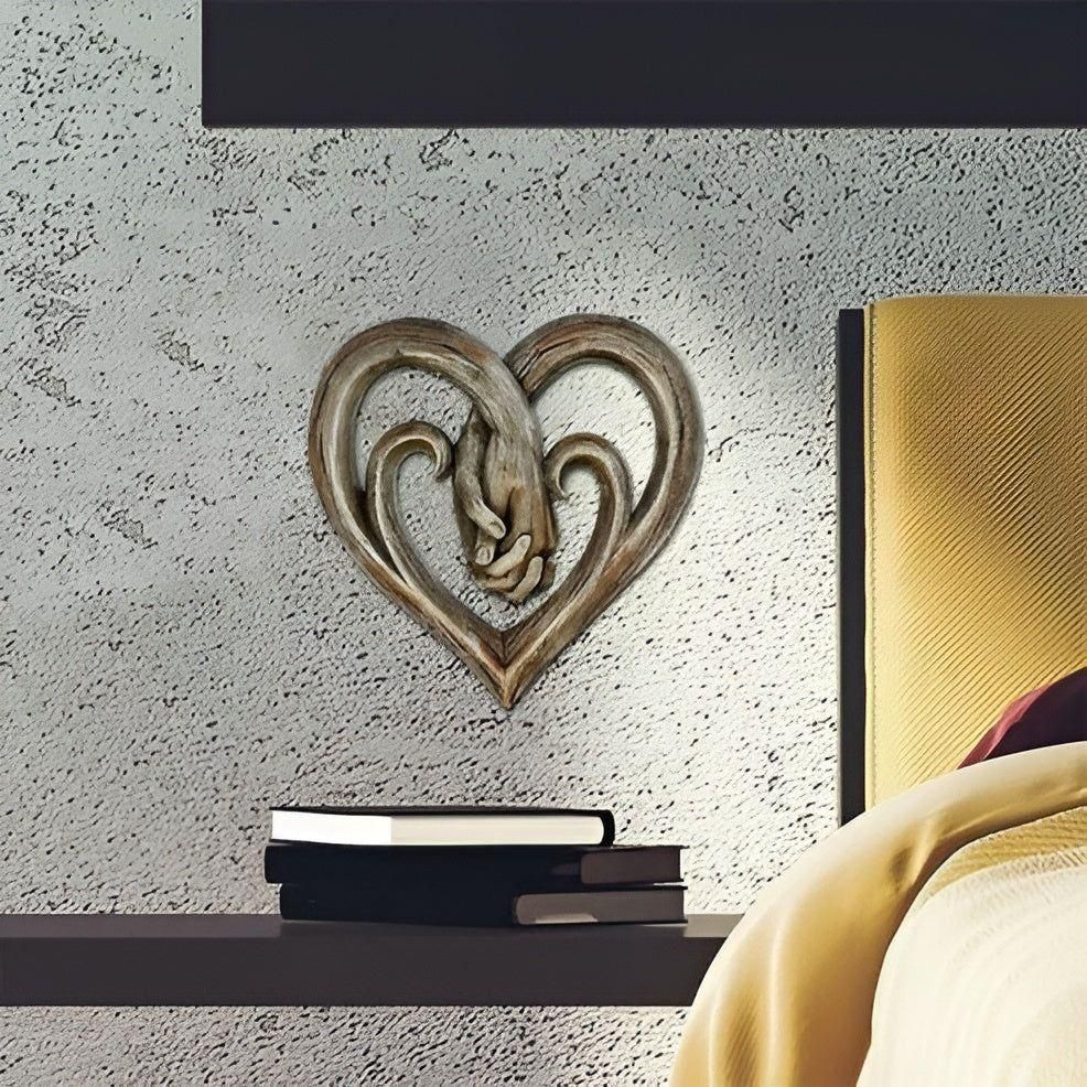 Handshake Embrace - Modern kärleksdekoration i trä för ett lyxigt hem