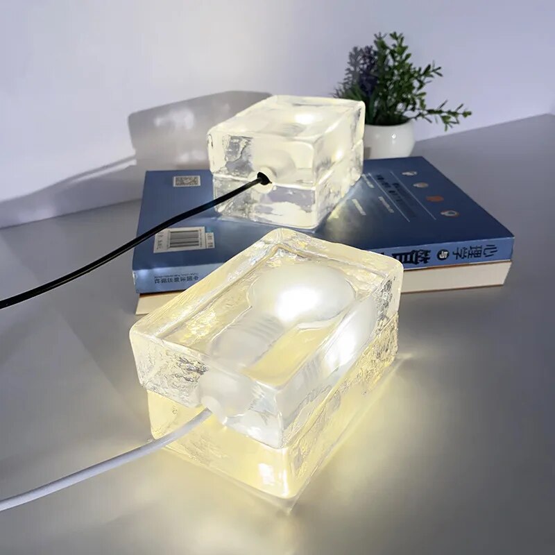 GlowCrystal - Transparent Bordslampa – Modern Belysning för Stilrena Interiörer