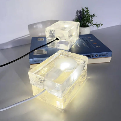 GlowCrystal - Transparent Bordslampa – Modern Belysning för Stilrena Interiörer