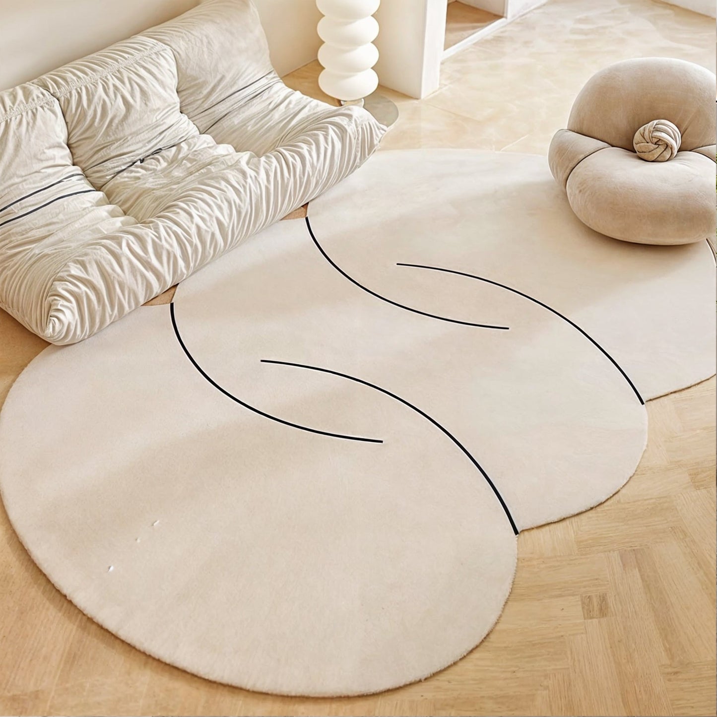 Hayle Matta: Rundt ullteppe med uregelmessig form og minimalistisk stil