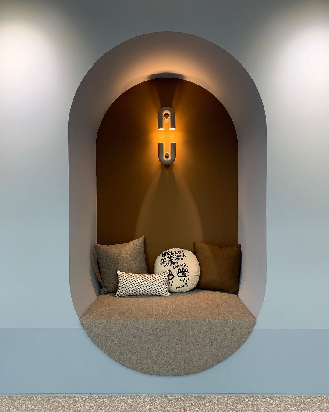 Samtida U-formad Vägglampa