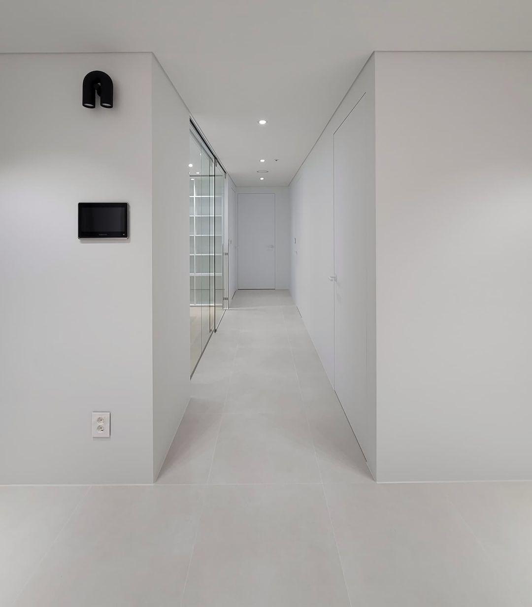 Samtida U-formad Vägglampa