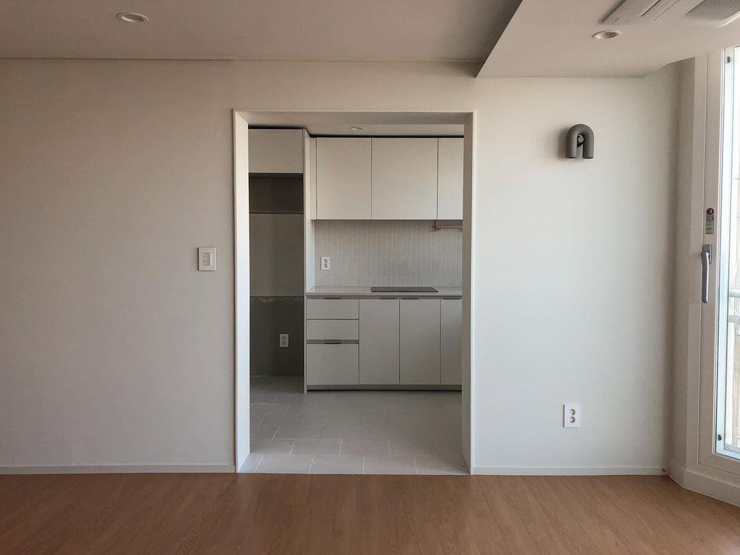 Samtida U-formad Vägglampa