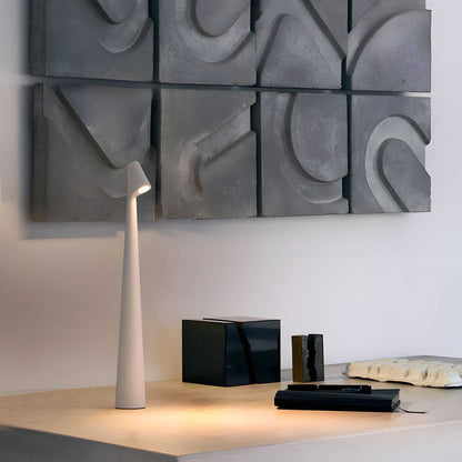 LunaSlim Elegant Bordslampa med Trådlös Funktionalitet