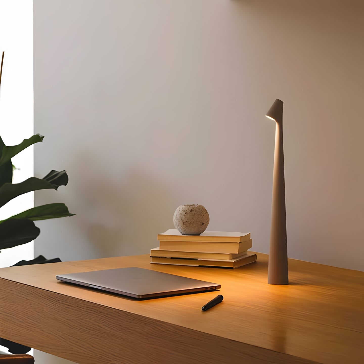 LunaSlim Elegant Bordslampa med Trådlös Funktionalitet