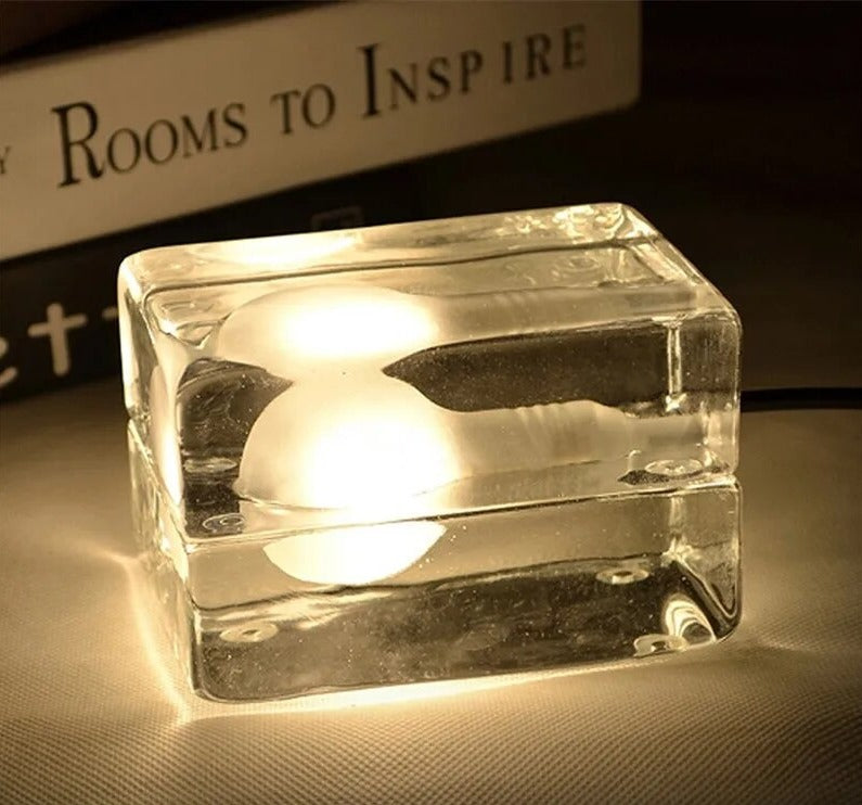 GlowCrystal - Transparent Bordslampa – Modern Belysning för Stilrena Interiörer