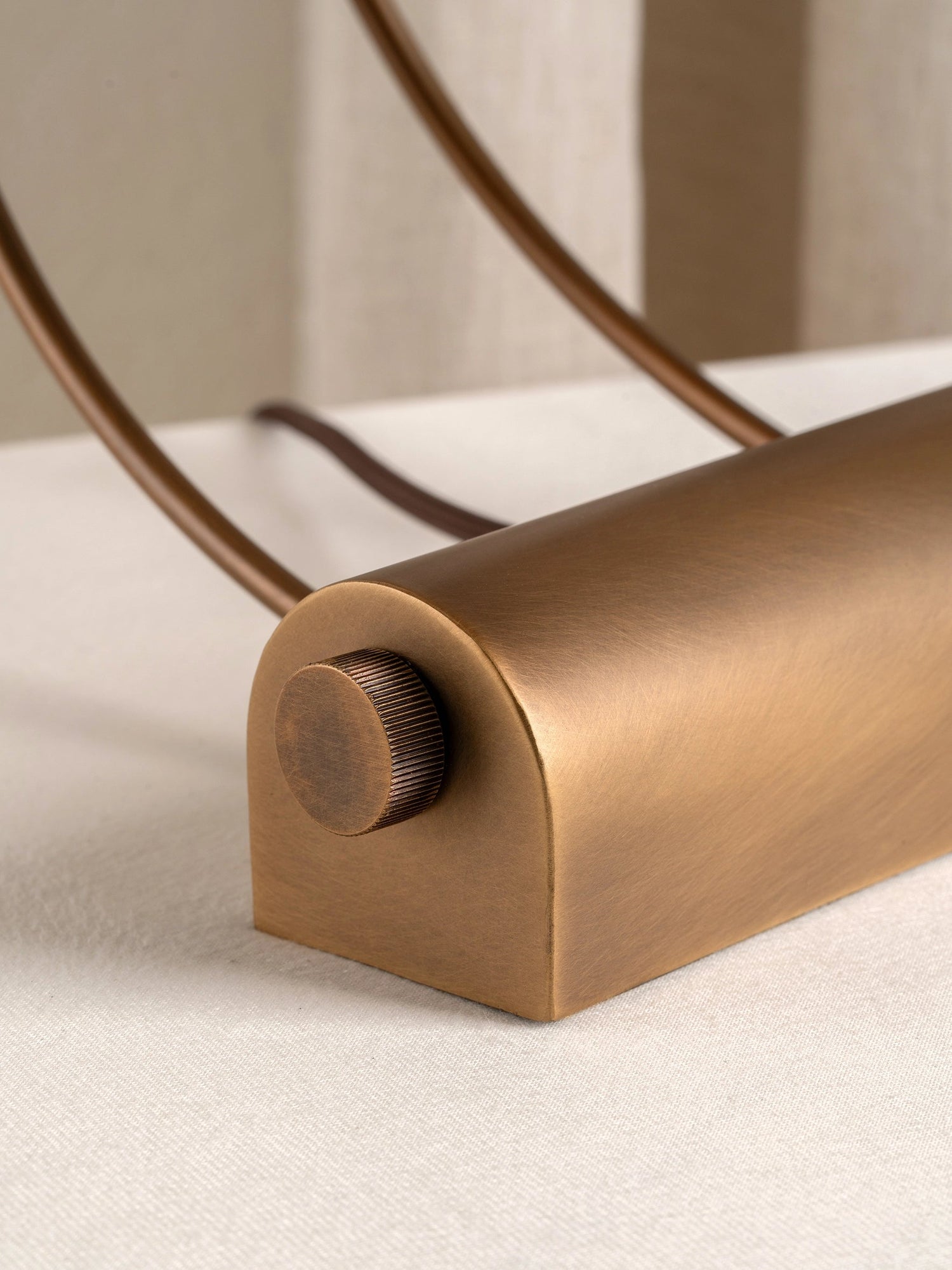 Deska Bordslampa Åldrad Messing | Elegant Arbetsbelysning | Linne Skärm | Rotar Dimmer | Brick by Brick