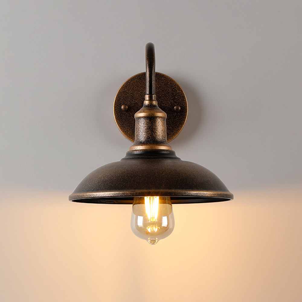Väderbeständig utomhusbowl-lampa med rustik mässingsfinish