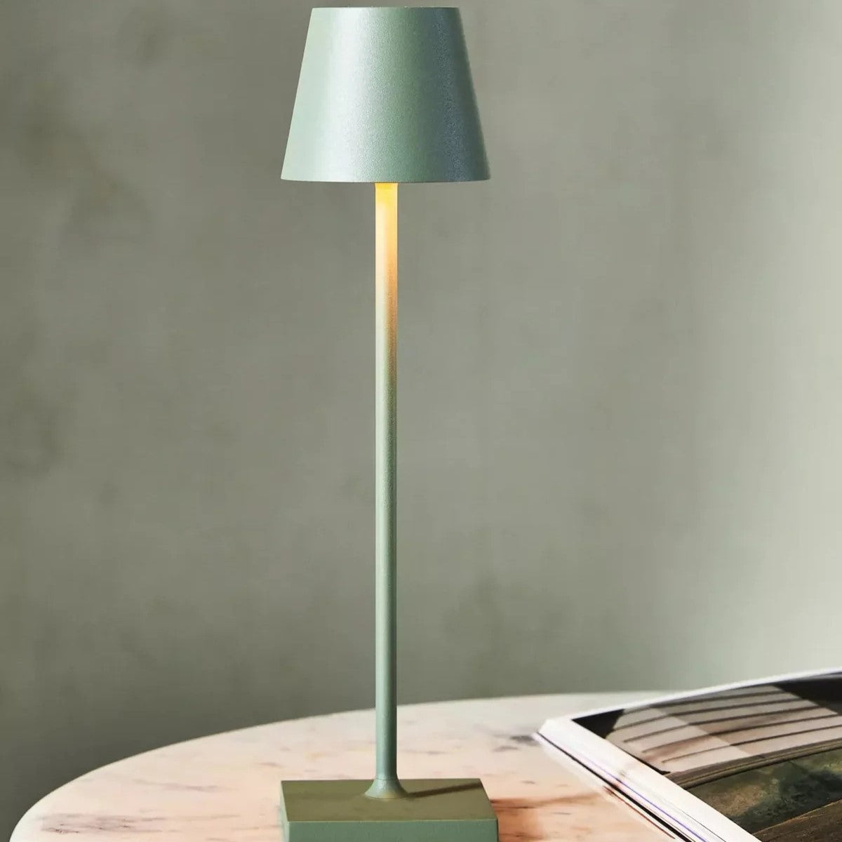 Lång bordslampa med dimbar belysning