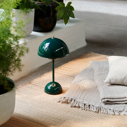 Flowerpot V2 – Stilren Bordslampa i Metall med LED-belysning