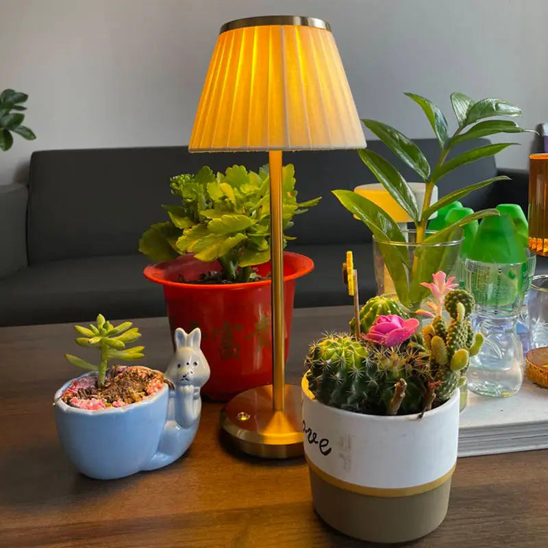 LumiCopper – Trådlampa i Koppar med Veckad Lampskärm, Elegant LED-lampa